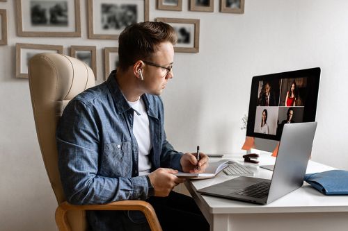 Mann arbeitet im Homeoffice