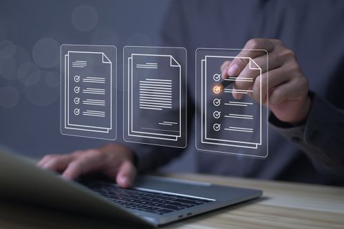Laptop mit digitaler Checkliste