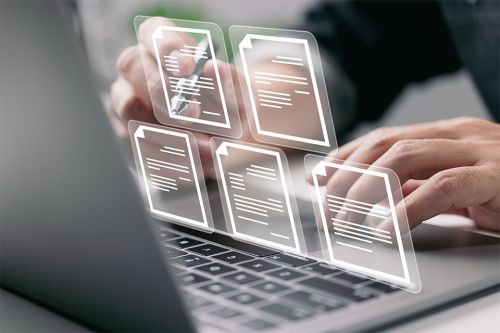 Person bei Laptop