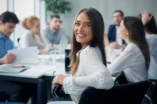 Frau bei Meeting