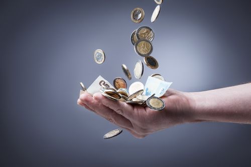 Geld fällt auch Handfläche