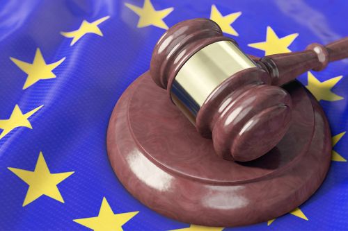 Richterhammer liegt auf EU-Flagge