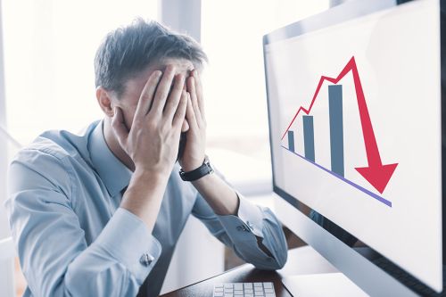 Gestresste Person und Chart mit Abwärtspfeil 